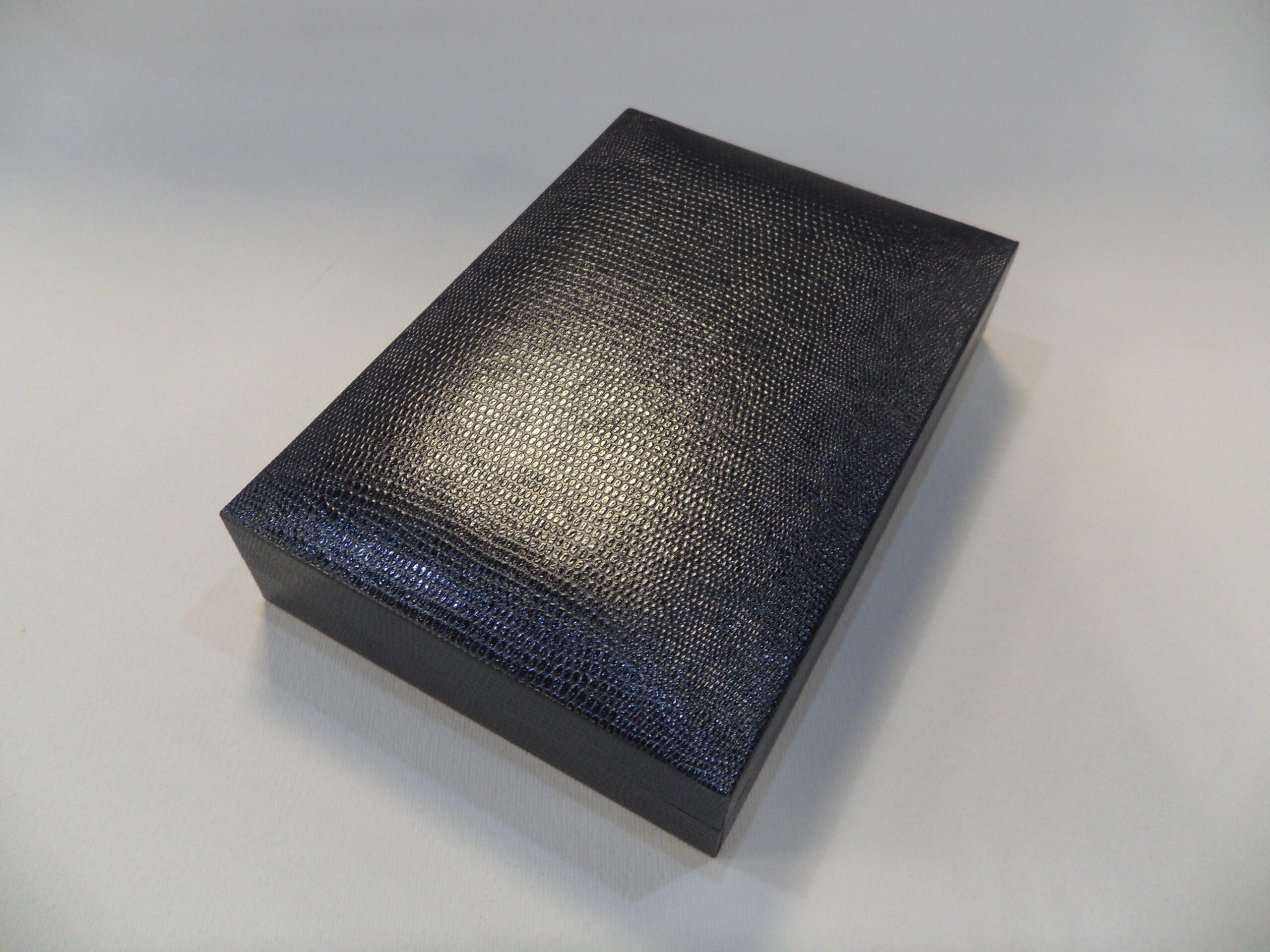 NEOCLASSICA BOX NECKLACE 10X15 - 2 COLORS