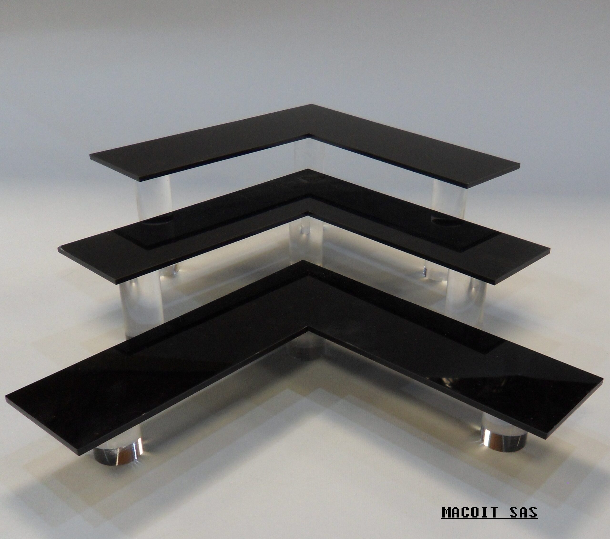 ESPOSITORE A SCALARE A FORMA ANGOLARE